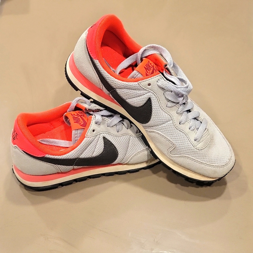 NIKE Women 83' Pegasus shoes